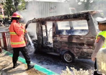 Hendak Isi BBM, Mobil Angkot terbakar di SPBU Pringsewu