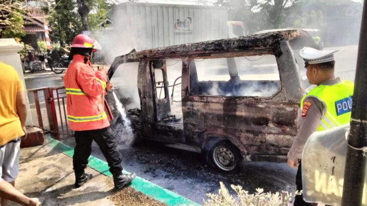 Hendak Isi BBM, Mobil Angkot terbakar di SPBU Pringsewu