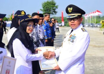 Serahkan 305 SK P3K Tenaga Guru, Ini Pesan Penjabat Bupati Mesuji