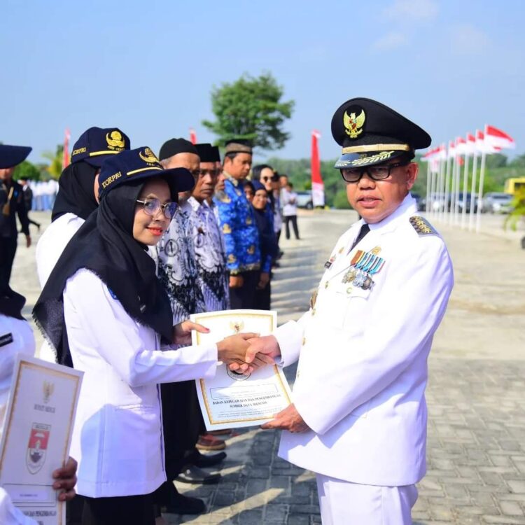 Serahkan 305 SK P3K Tenaga Guru, Ini Pesan Penjabat Bupati Mesuji