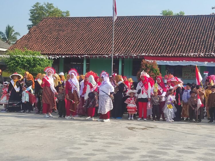 HUT ke-78 RI SDN 5 Rju Kolaborasi dengan Desa Gelar Pawai Budaya