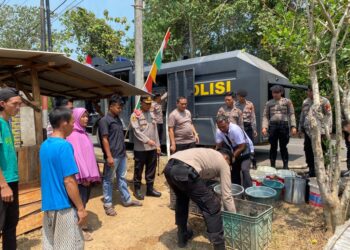 Dampak El Nino, Kapolres Way Kanan Turun Langsung Bagikan Air Bersih Bantu Masyarakat 