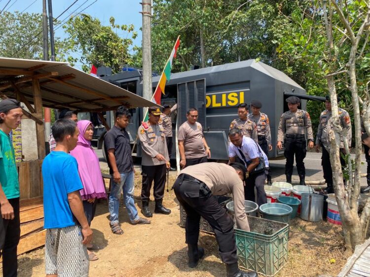 Dampak El Nino, Kapolres Way Kanan Turun Langsung Bagikan Air Bersih Bantu Masyarakat 