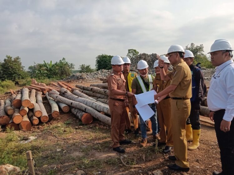 Penjabat Bupati Pringsewu Tinjau Pembangunan Jembatan Ruas Pringsewu-Bandara Radin Inten II