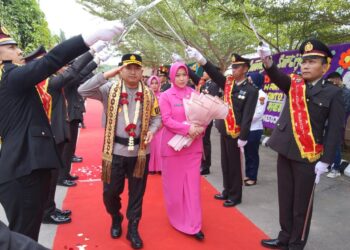 Jadi Kapolres Mesuji, AKBP Ade Hermanto Disambut Tradisi Pedang Pora