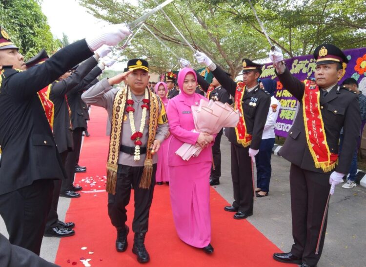 Jadi Kapolres Mesuji, AKBP Ade Hermanto Disambut Tradisi Pedang Pora