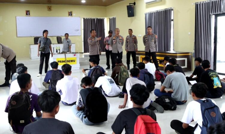 Puluhan Remaja Peserta Konvoi Bersenjata Tajam Yang Viral dan Meresahkan Masyarakat Di Pringsewu Diamankan Polisi