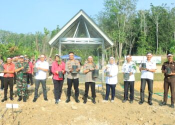 Upaya Melestarikan Lingkungan, Polres Tubaba Lakukan Penanaman Pohon