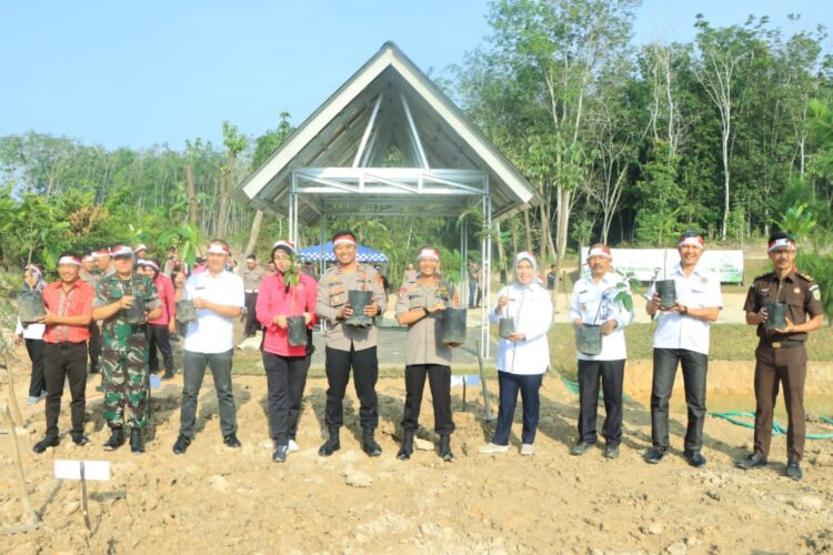 Upaya Melestarikan Lingkungan, Polres Tubaba Lakukan Penanaman Pohon