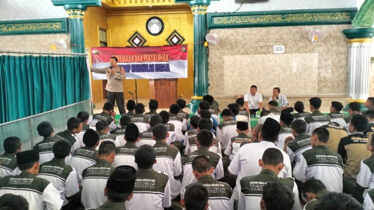 Polres Pringsewu Melaksanakan Penyuluhan Kenakalan Remaja di SMK Yasmida Ambarawa