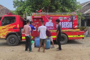 Bantu warga kesulitan Air Bersih, Damkarmat Lamsel kirim 2 Mobil Tanki