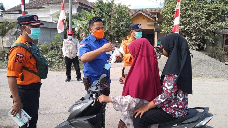 Cegah Dampak El Nino Bagi Kesehatan Masyarakat, Pemkab Mesuji Sirami Jalan dan Bagikan Masker