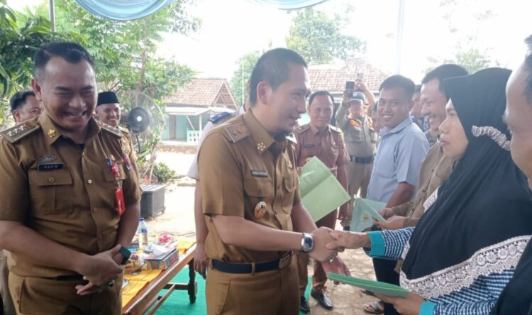Wabup Lampura Serahkan 127 Sertifikat Tanah Di Desa Gunung Gijul