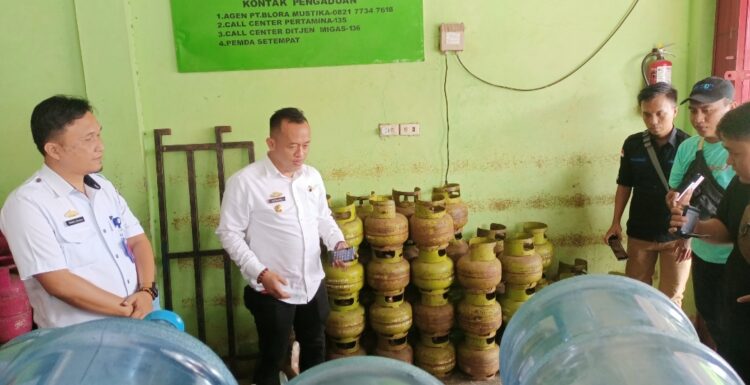 Sidak Ke Agen Dan Pangkalan, Kadis Perdagangan Lampura, ” Gas Elpiji 3 Kg Normal. “
