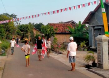 Sambut HUT RI Ke 78, Warga Kelurahan Tanjung Harapan Gotong Royong Percantik Lingkungan