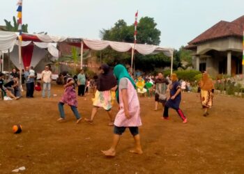Pria Memakai Daster Dan Jilbab Jadi Tontonan Warga LK IV Kelurahan Tanjung Harapan
