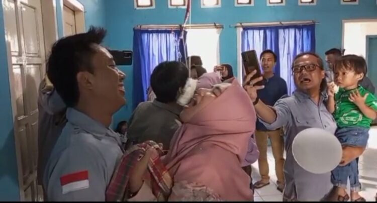 Rusuh, Suami Istri Rebutan Kerupuk Di Kantor PWI Lampura