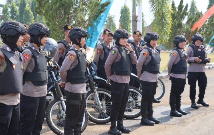 Jelang Sholat Jum.at, Puluhan Polwan Polres Lampura Turun Ke Jalan