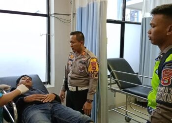 Pengendara Motor Jatuh Pingsan Di Pringsewu, Polisi Bantu Evakuasi dan Ingatkan Soal Keselamatan