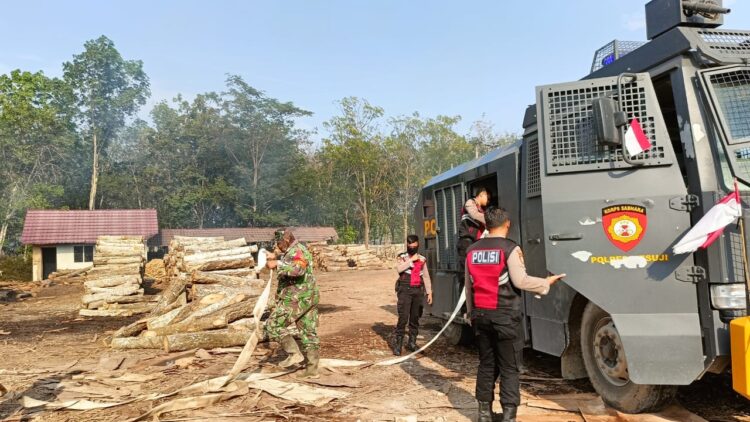 Polres Mesuji Bantu Damkar Atasi Kebakaran Di Way Serdang