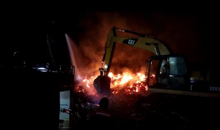 Malam Ke Empat Kebakaran Pabrik Triplek Di Way Serdang, Si Jago Merah Belum Bisa Ditaklukan