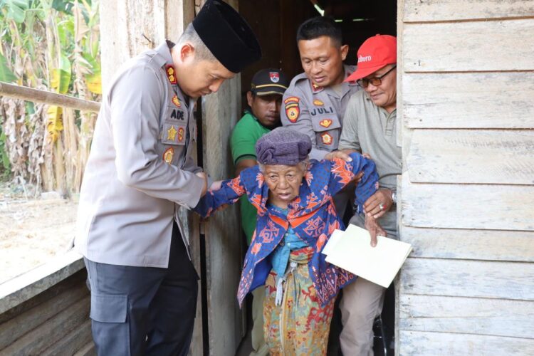 Jumat Curhat, Kapolres Mesuji Akan Renovasi Rumah Papan Mbah Sumi