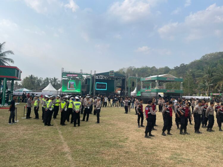Konser Musik ‘Setia Band’ Di Pringsewu Dijaga Ratusan Aparat