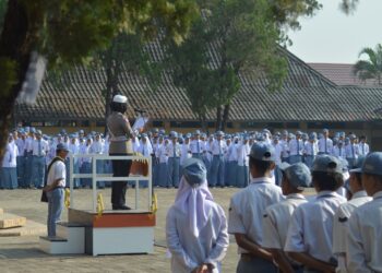 Hari Pertama Operasi Zebra, Polwan Polres Pringsewu Sosialisasikan Tertib Berlalu Lintas ke Pelajar