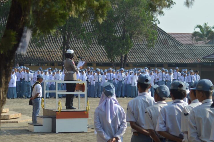 Hari Pertama Operasi Zebra, Polwan Polres Pringsewu Sosialisasikan Tertib Berlalu Lintas ke Pelajar