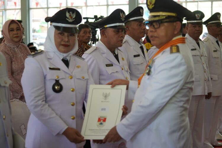 Sulpakar Lantik Enam Belas Kepala Desa Hasil Pemilihan Serentak Tahun 2023