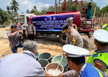 Kapolres Mesuji Bagikan Air Bersih Untuk Masyarakat di Mulya Agung