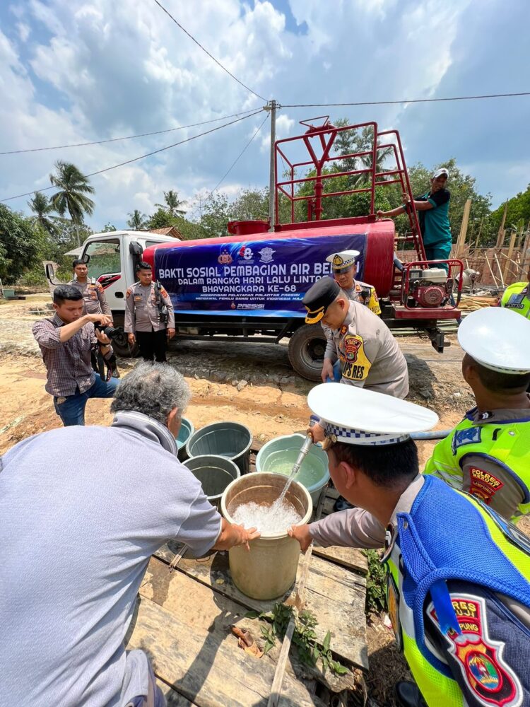 Kapolres Mesuji Bagikan Air Bersih Untuk Masyarakat di Mulya Agung