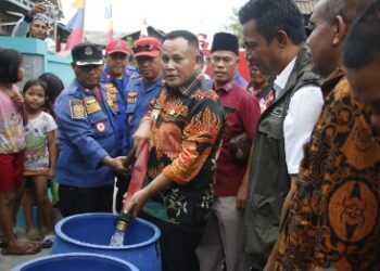 Sekali mendayung Damkarmat Lamsel taklukan api, Salurkan air untuk warga dan sosialisasi pencegahan kebakaran