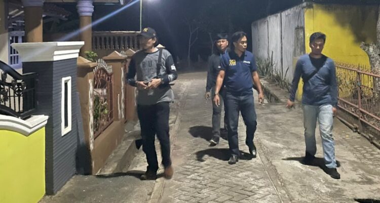 Tim Satnarkoba Polres Lampura, Hunting Di Kampung Bebas Narkoba Tanah Miring.