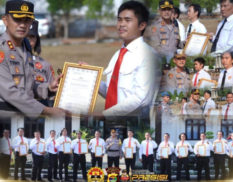 Kapolres Lampura Beri Penghargaan 32 Anggota Berprestasi