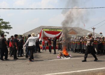 Polisi Membubarkan Aksi Anarkis di Depan Kantor KPU Pringsewu