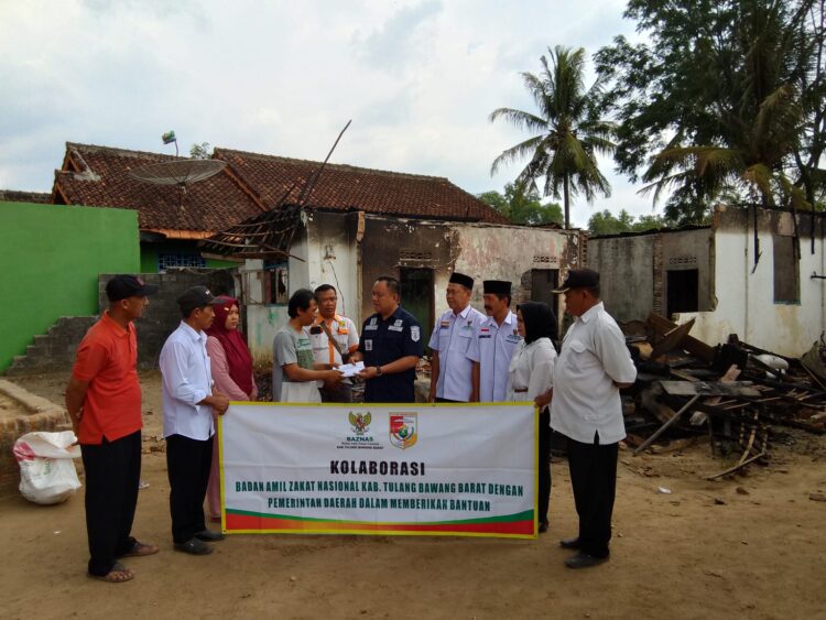 Baznas Tubaba Beri Bantuan Korban Kebakaran Rumah di Mekar Asri