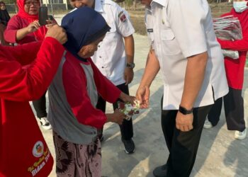 Sekda Tinjau Lansia Senam Program Prolaknis