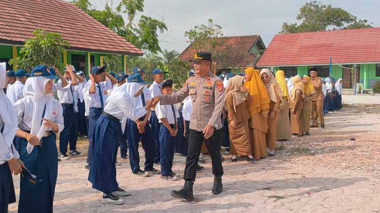 Polsek Mesuji Timur Lakukan Binluh di Sekolah, Sekaligus Jadi Pembina Upacara