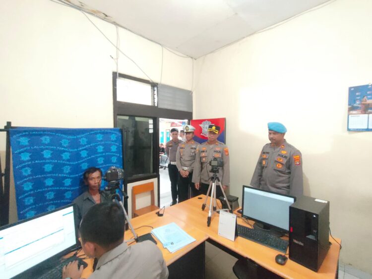 Sidak Kantor Pelayanan SIM, Wakapolres Pringsewu Ingatkan Pentingnya Pelayanan Yang Optimal