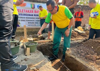 Rumahnya Ludes Terbakar, Sulpakar dan MKKS Bangunkan Rumah Baru Untuk Rian