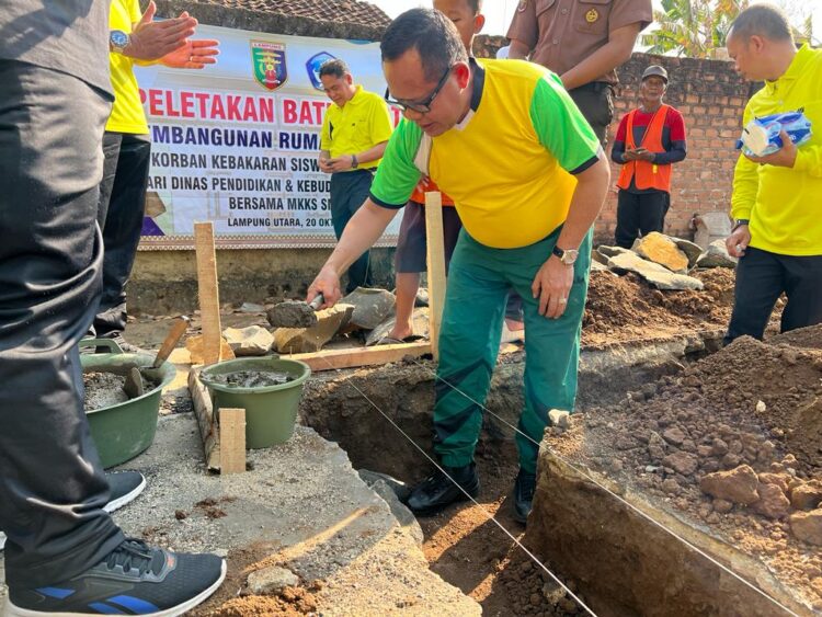 Rumahnya Ludes Terbakar, Sulpakar dan MKKS Bangunkan Rumah Baru Untuk Rian