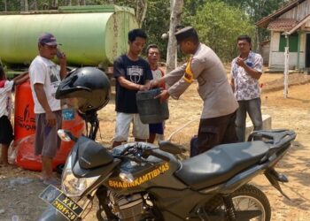 Kolaborasi Bhabinkamtibmas Polres Mesuji, BPBD dan TBL Suplai Air Bersih di Simpang Pematang