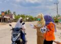 Terus Bergerak Atasi El Nino, Puskesmas Sidomulyo dan BPBD Bagikan Masker ke Pengguna Jalan
