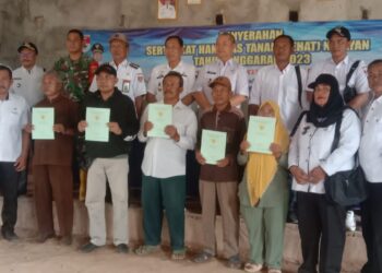 Sekda Mesuji Serahkan Sertifikat Hak Atas Tanah Nelayan di Rawa Jitu Utara