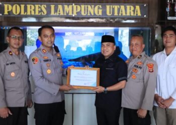 Ungkap Kasus, Kapolres Terima Penghargaan Dari Ketua DPRD Lampura