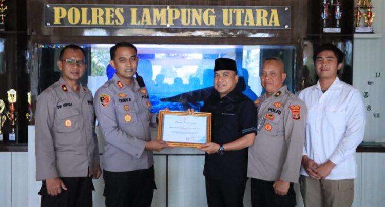 Ungkap Kasus, Kapolres Terima Penghargaan Dari Ketua DPRD Lampura