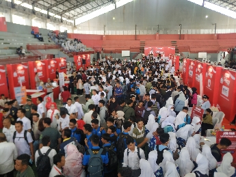 Job Fair dibuka, pencari kerja padati semua stand.