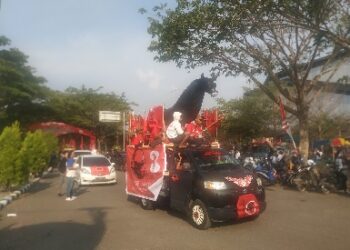Bawa duplikat patung Banteng, DPC PDIP Lamsel tampil memukau diacara kirab pemilu 2024.