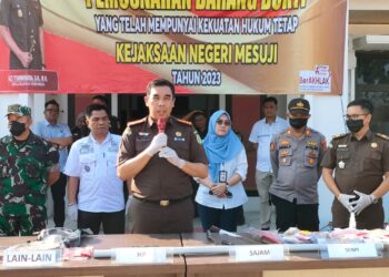 Kejari Mesuji Musnahkan Barang Bukti Senjata Api Ilegal dan Narkotika